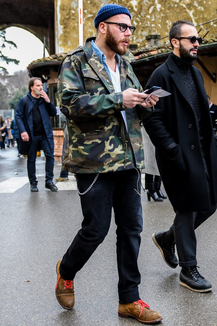 Coordinates with a collar up to increase the presence of the camouflage jacket