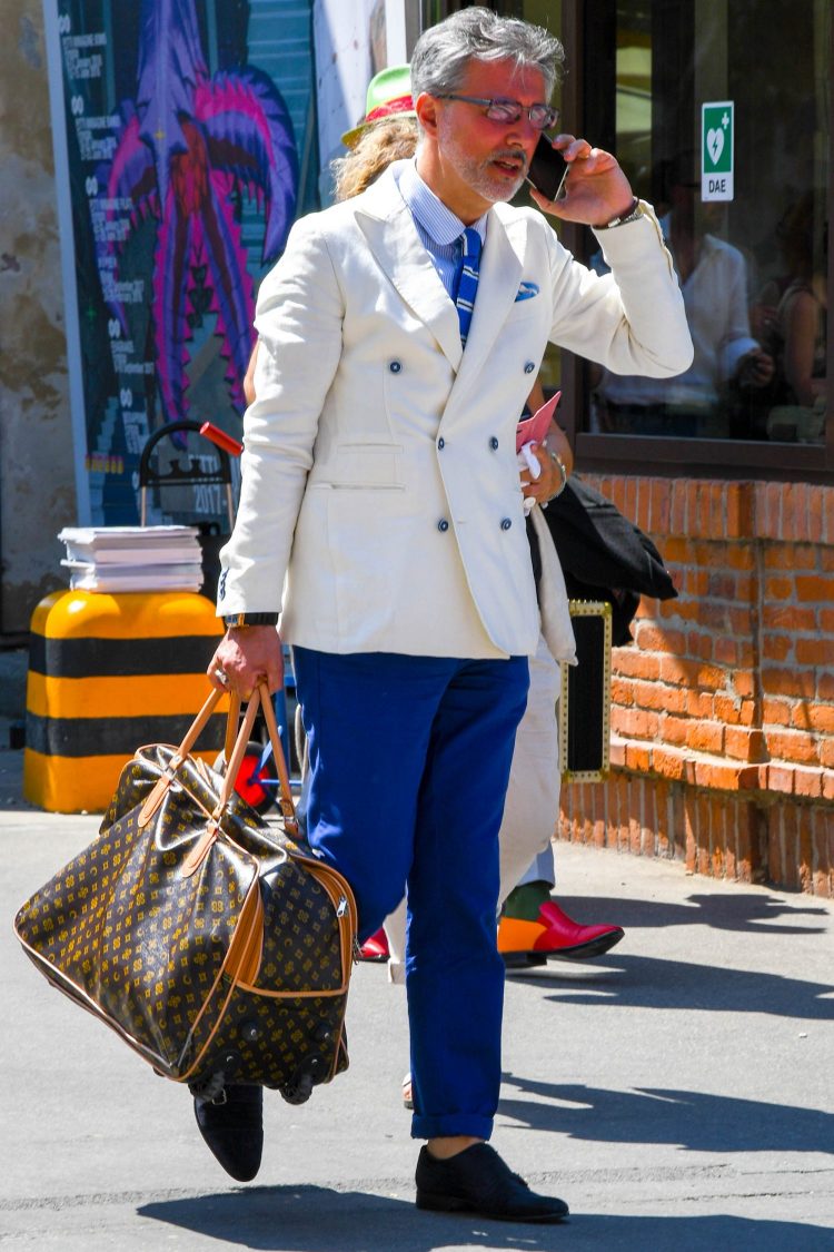 Off-white double jacket and blue items build a fresh jacket style