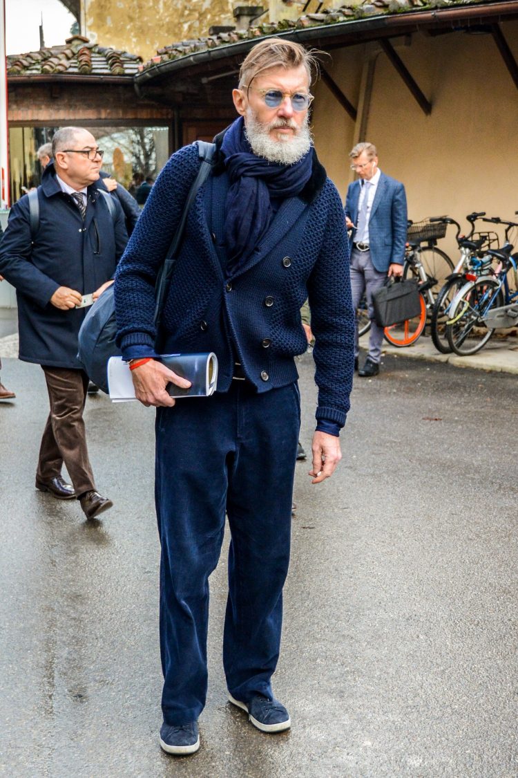 Expressive navy one-tone winter pants style