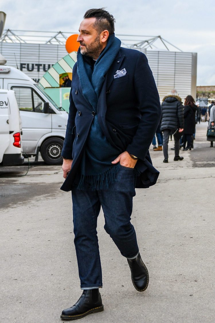 Rigid jeans give a dignified look to the coordinate.