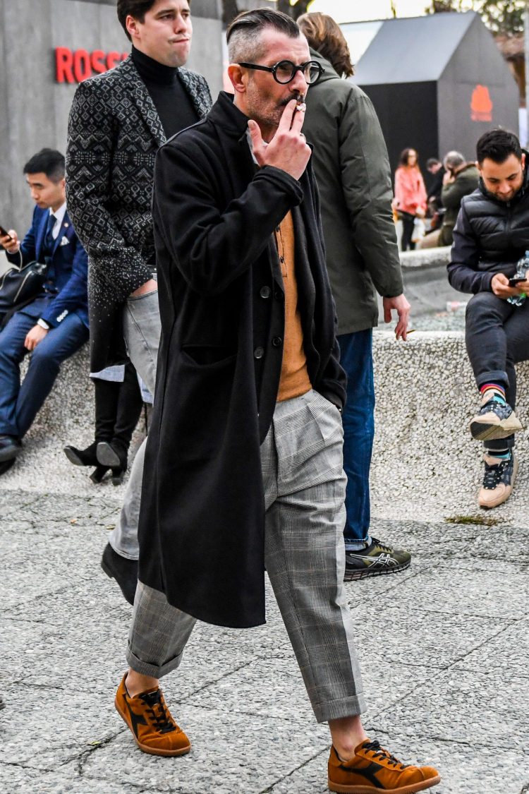 Coordinates with a long black chester coat, avoiding a heavy look by using colorful innerwear and bottoms