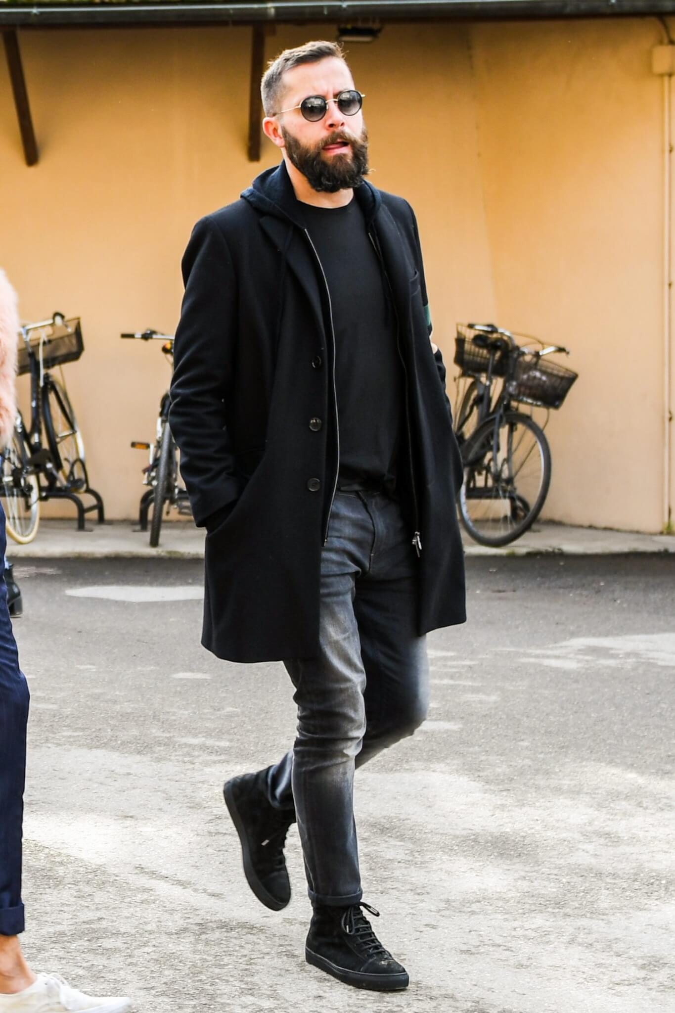 黒コートを使ってメンズコーデをモダンにアップグレード 注目の着こなしとおすすめアイテムを紹介 メンズファッションメディア Otokomaeotokomae 男前研究所