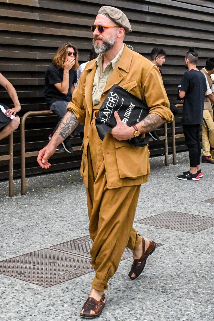 Super loose knickerbocker set-up coordinates with an overwhelming presence