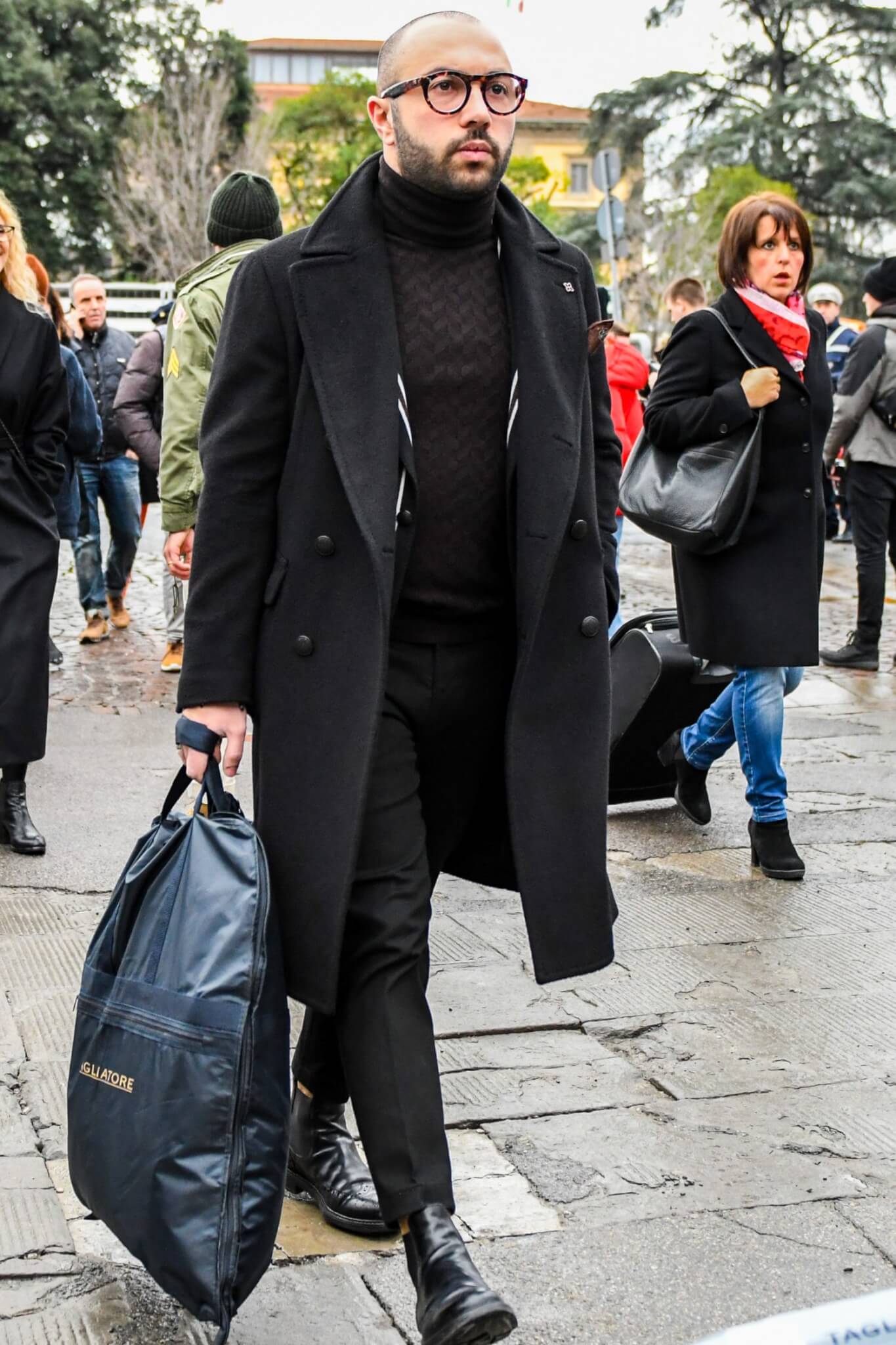 黒コートを使ってメンズコーデをモダンにアップグレード！注目の着こなしとおすすめアイテムを紹介 | メンズファッションメディア OTOKOMAE /  男前研究所