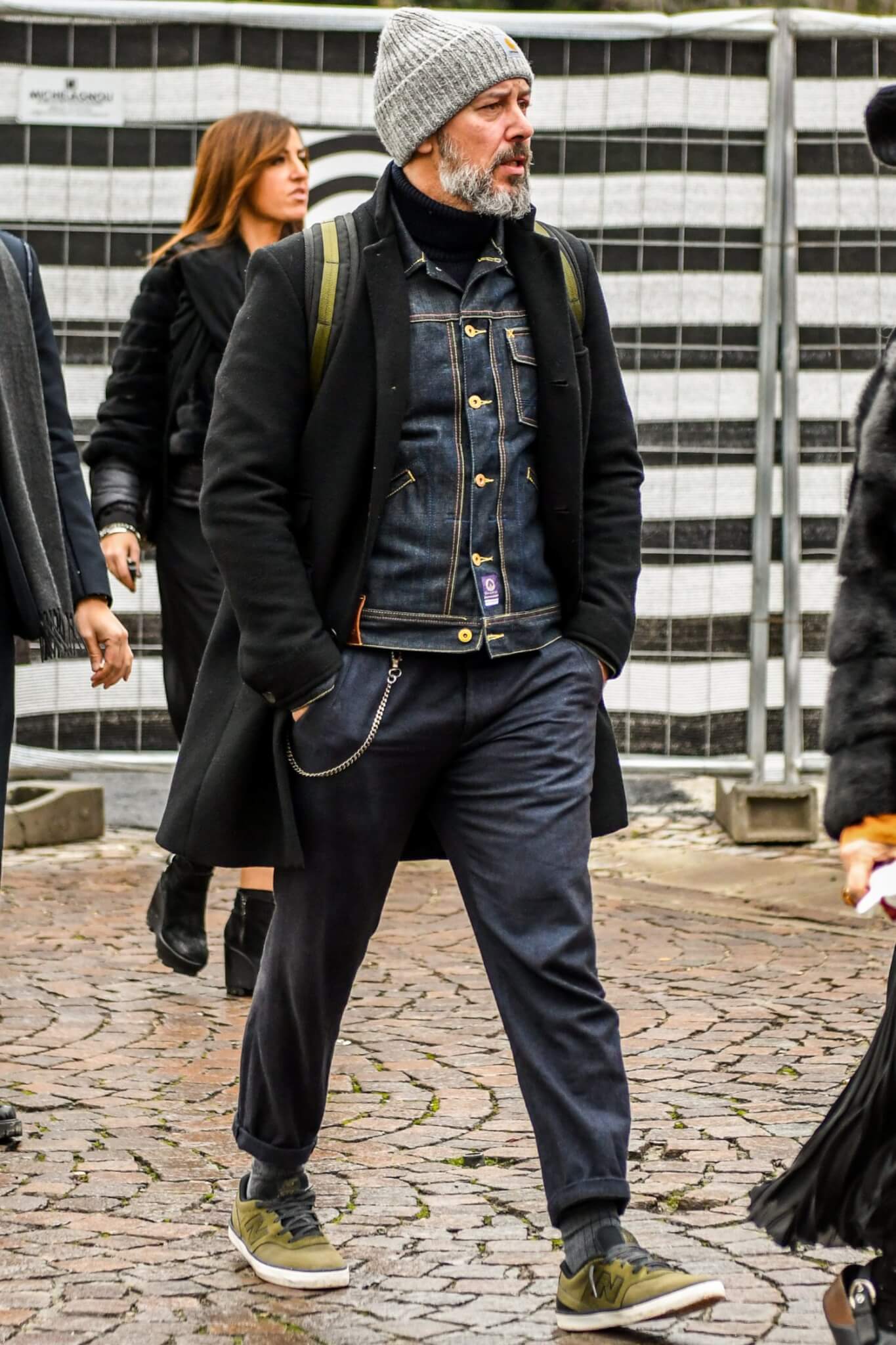 黒コートを使ってメンズコーデをモダンにアップグレード 注目の着こなしとおすすめアイテムを紹介 メンズファッションメディア Otokomae 男前研究所