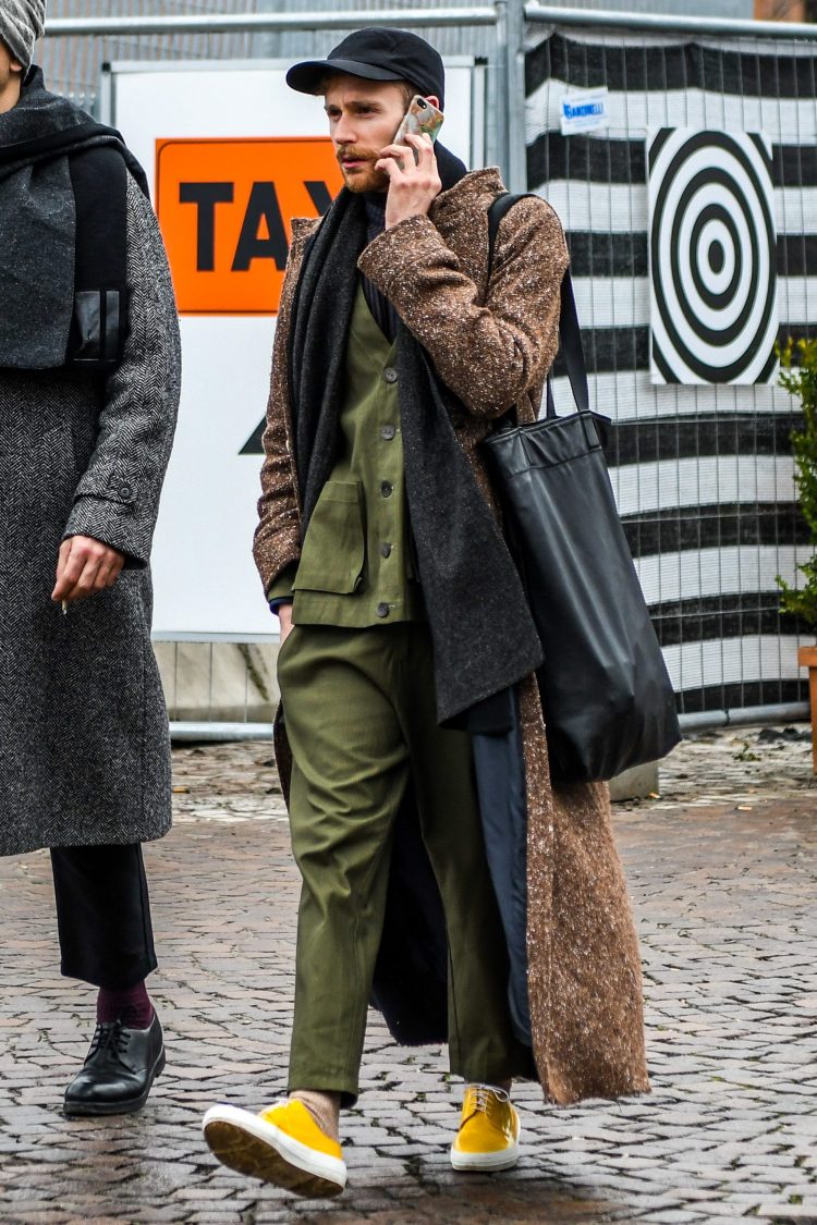 Khaki set-up adds a military chic nuance to the coordination