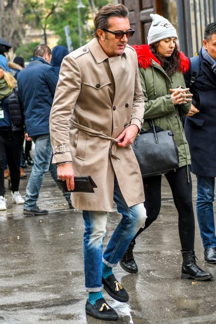Jeans and double trench coat with contrasting color fading