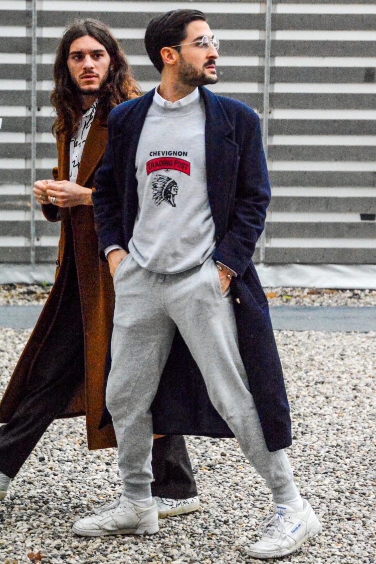 Men's coordinate expressing an effortless set-up style by combining sweatshirt with sweatpants