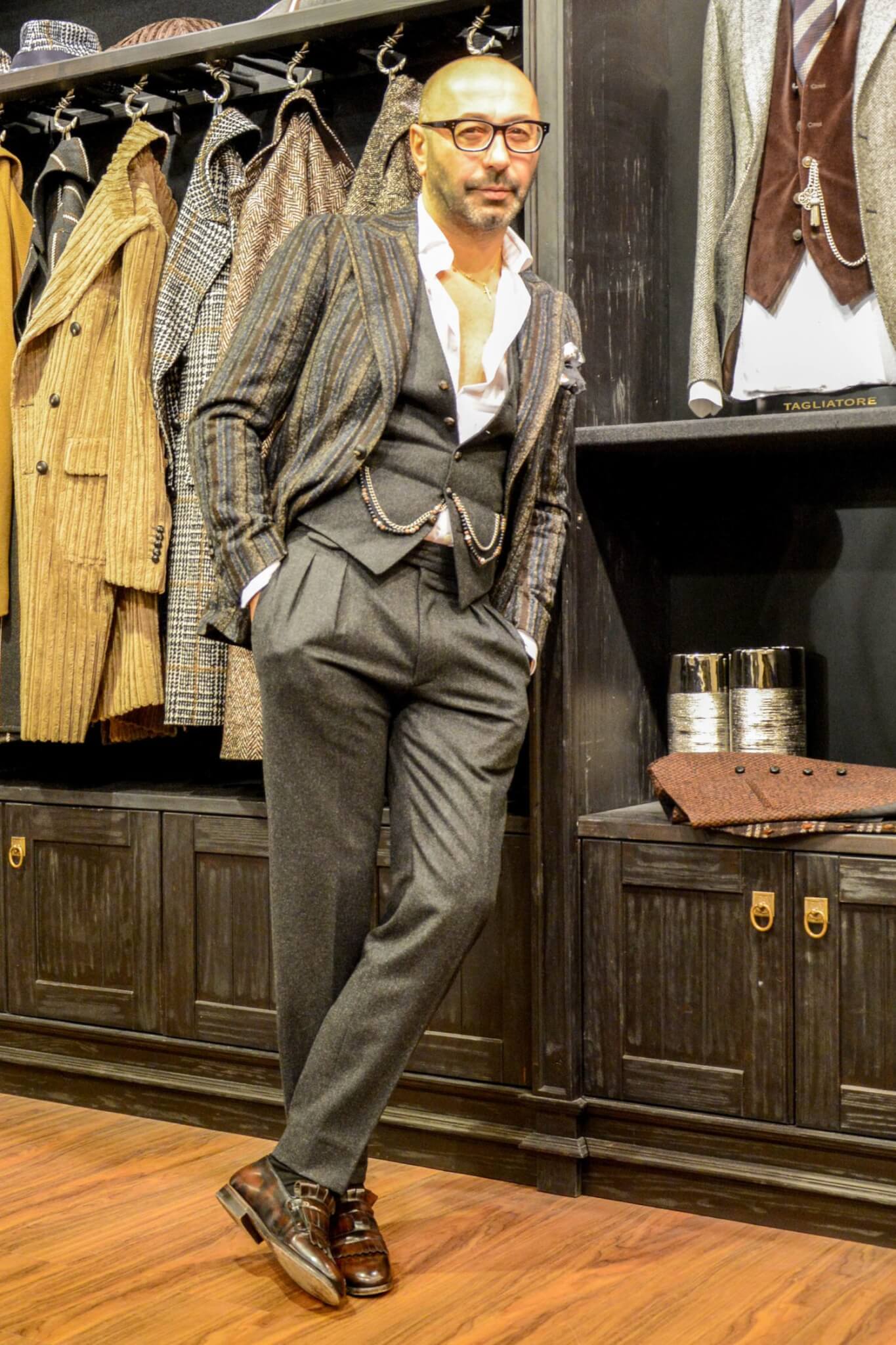 Tweed jackets add a seasonal touch to your men’s wardrobe! Introducing the hottest outfits and