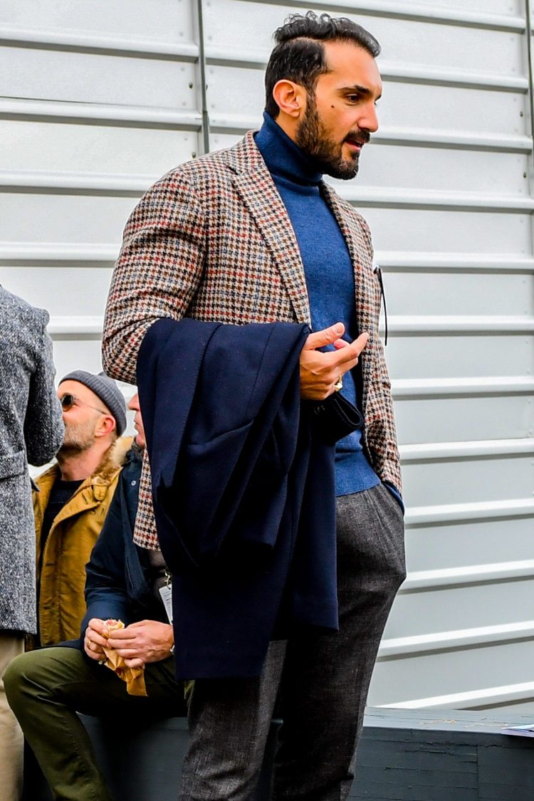 Combination of gun club check patterned jacket and navy turtleneck knit, synchronized with elegant luster