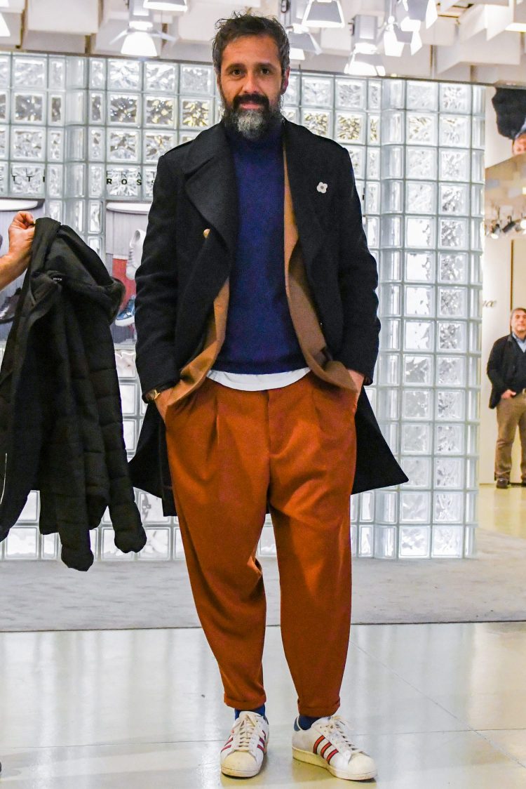 A glamorous pleated pants coordinate with a cozy look and crisp colors