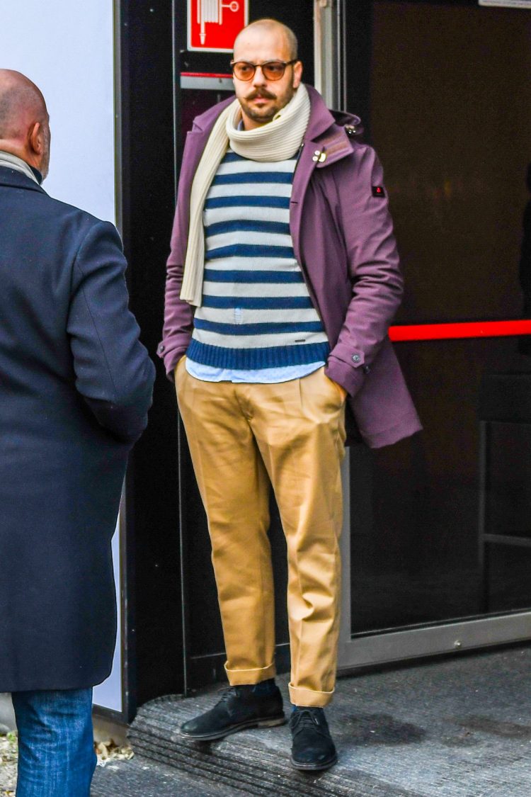 Urban outdoor style with beige pleated pants coordinating