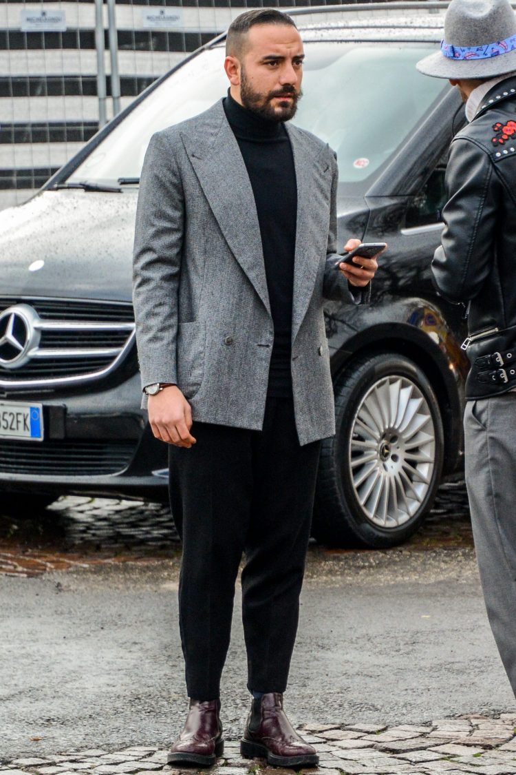 Monotone coordinate with black pants that accentuates the presence of the leading jacket