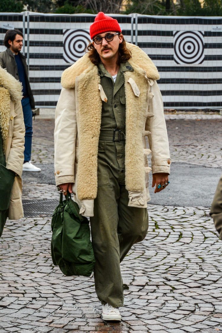 Beige shearling coat and khaki tuna for a nomadic look