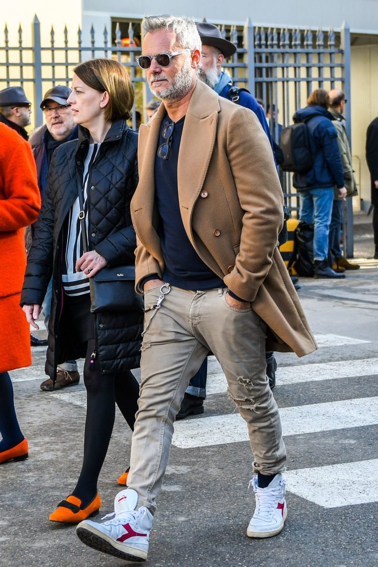 Light gray damaged jeans coordinate with matching hair color