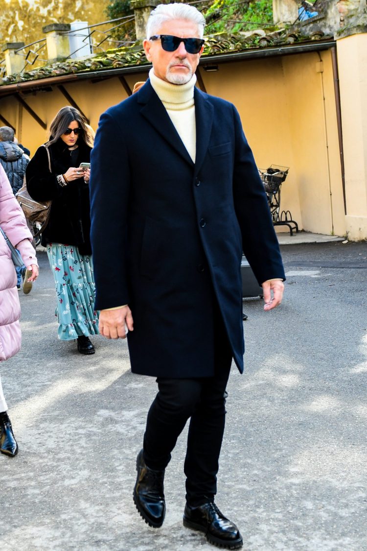 Elegant atmosphere of navy coat and white turtlenet supported by chic black pants