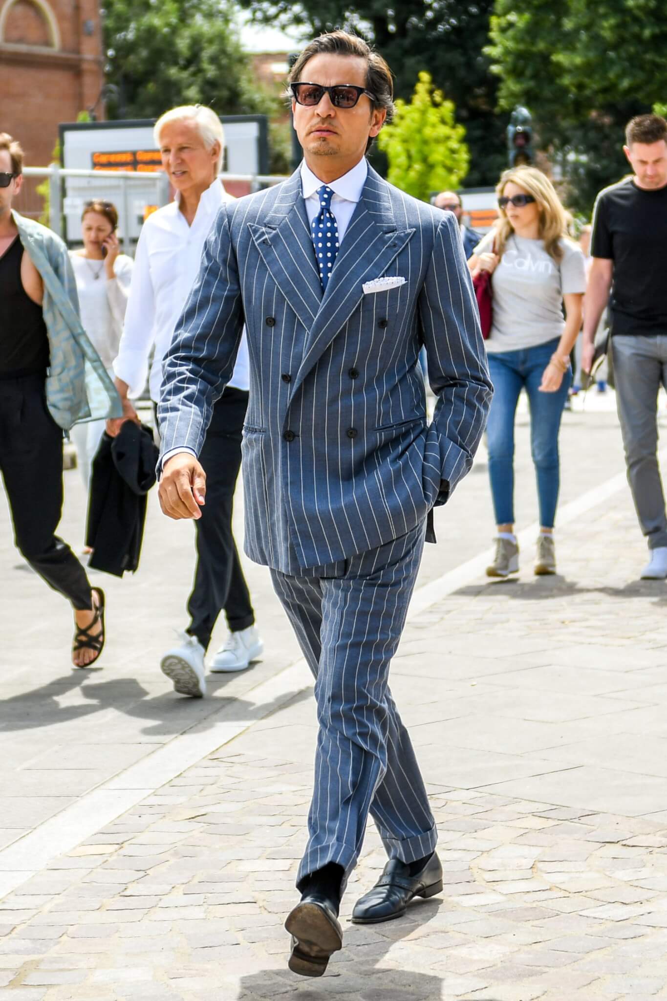 ストライプスーツでドレスな品格と華やかさを併せ持つコーデを構築  