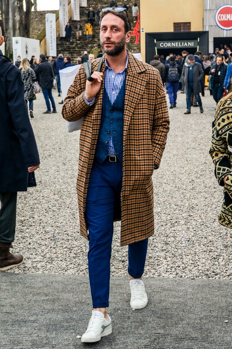 Azzurro e Marrone coordinates with pattern x pattern to create an expressive look.