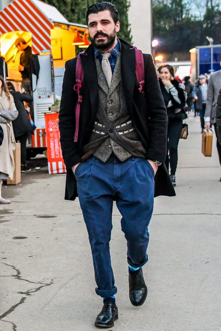 Navy pleated pants with stylish layering and an up-to-date silhouette for a high level of sophistication