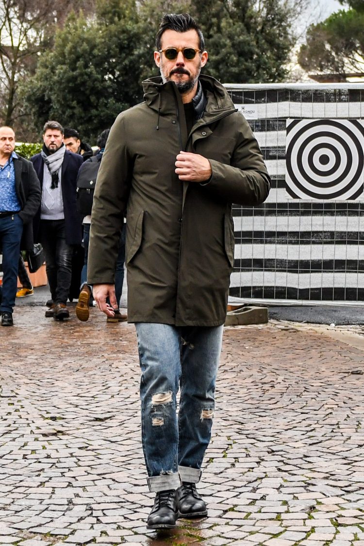 Khaki mountain parka synchronized with mischievous nuance and light blue damaged jeans