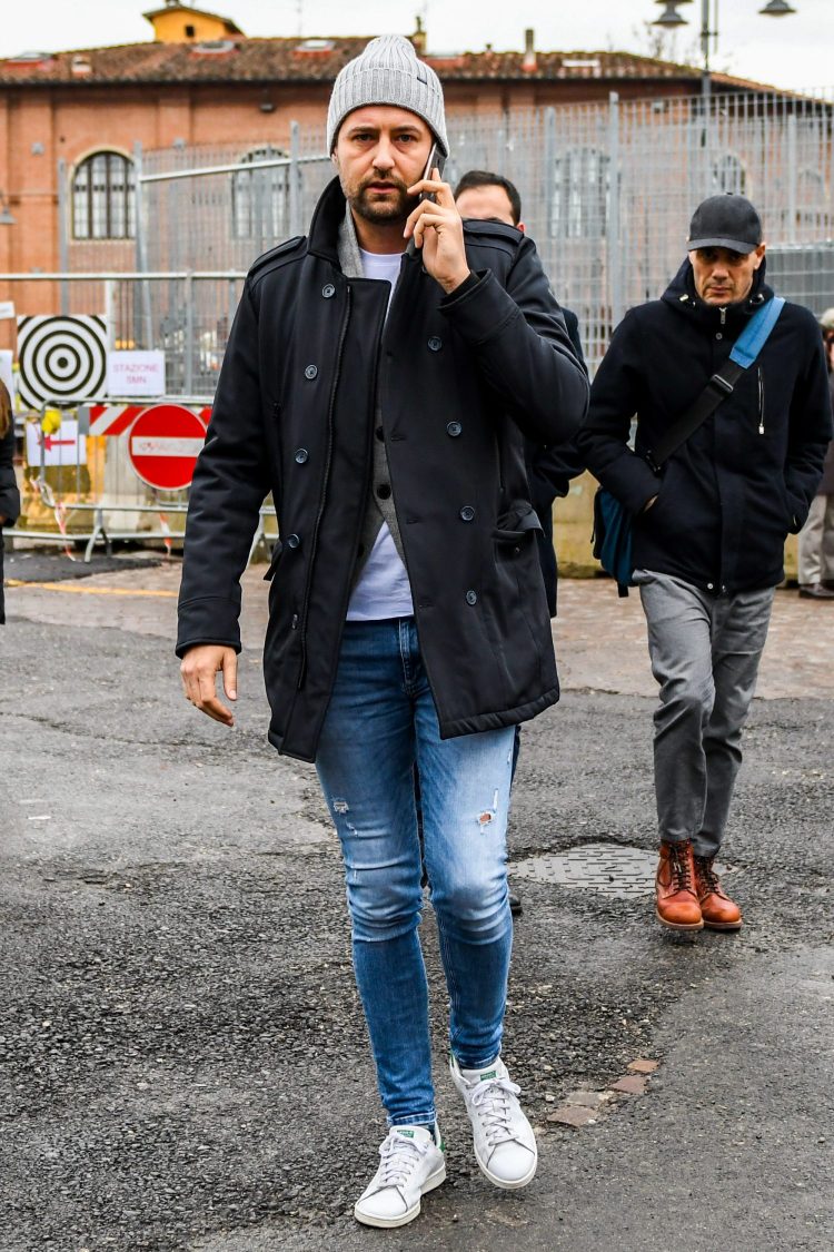 White T-shirt and Stan Smiths with a cozy gimmick to enhance the accuracy of the casual coordinate.