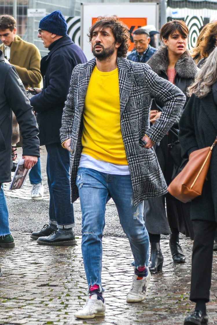 Damaged jeans coordinate with vivid colors and a cozy look that appeals to you