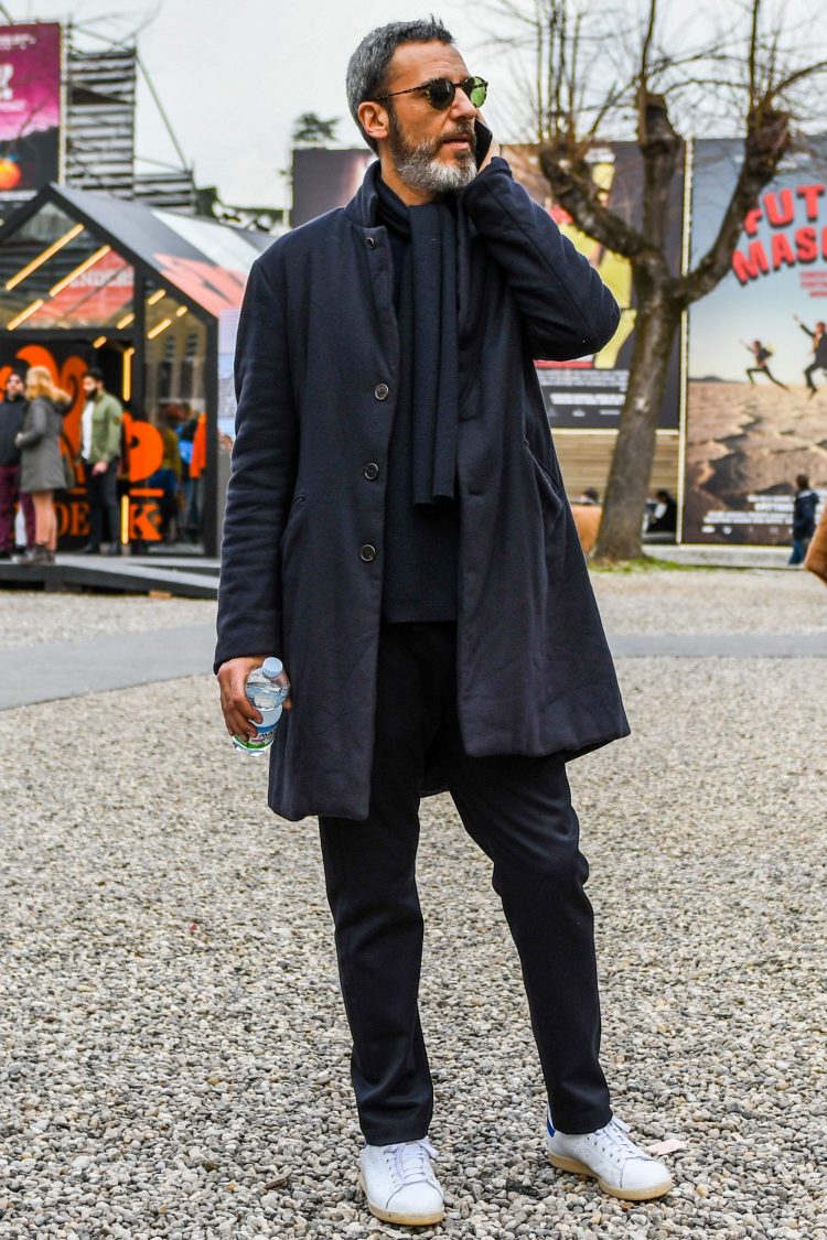 Black tone-on-tone coordination with Stan Smiths for a cozy look