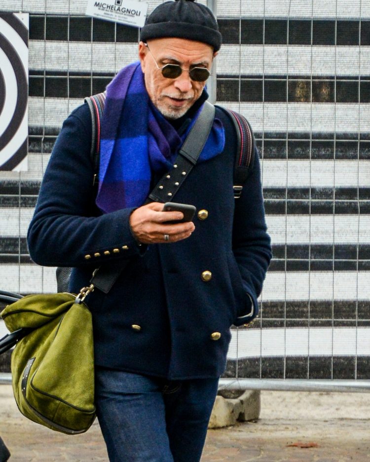 Octagon-type sunglasses give a more unique look to your coordination.