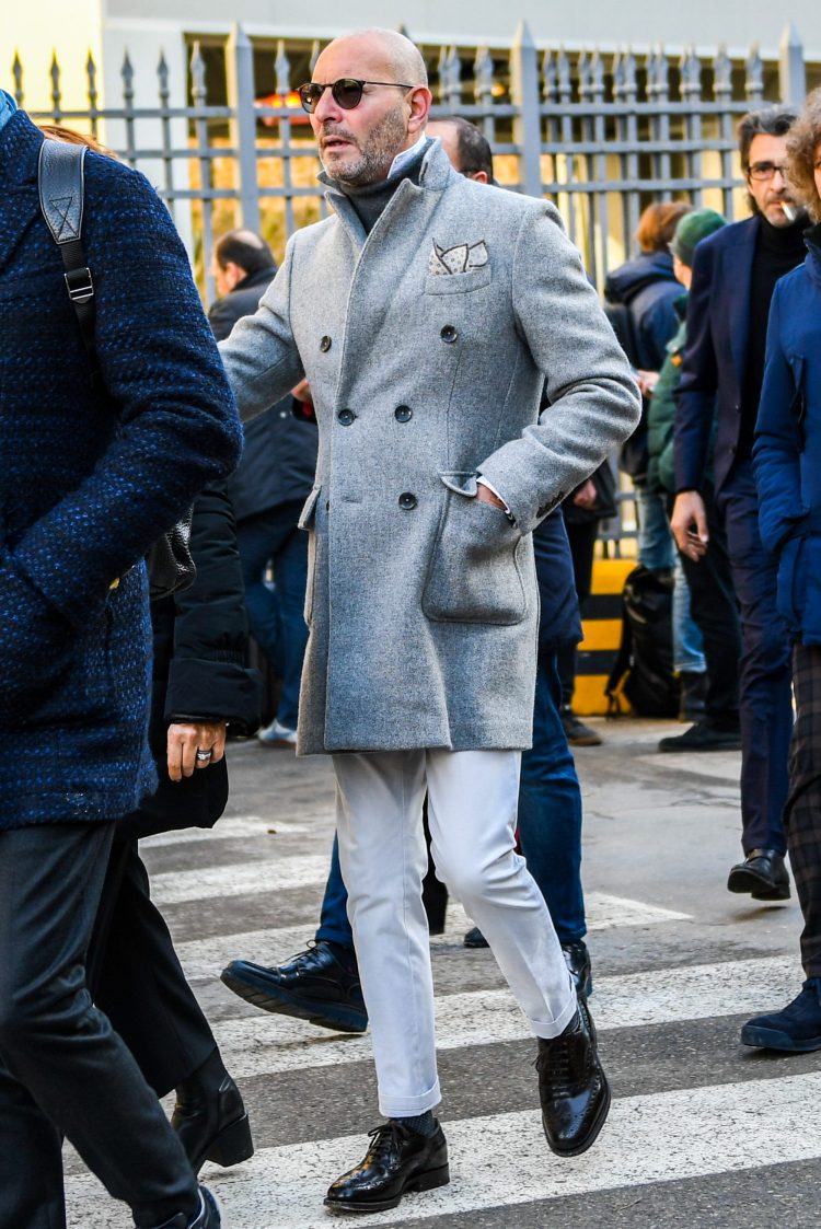 Men's coordination of white pants that highlights sophistication through skillful layering.