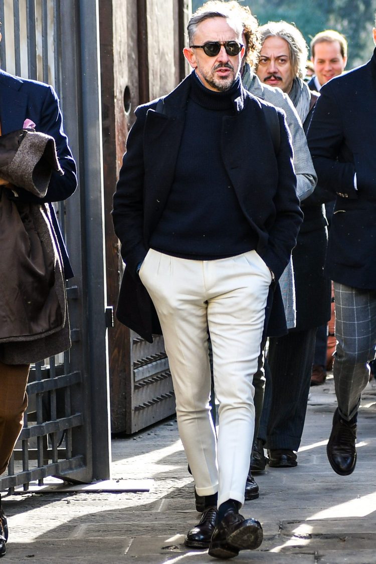 白パンツ メンズ コーデ 特集！秋冬の着こなしを軽やかに仕上げた注目スナップを紹介 | メンズファッションメディア OTOKOMAE / 男前研究所