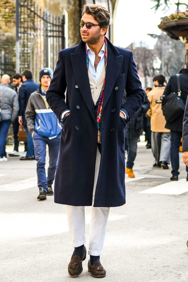 The men's coordinate combines elegant navy and clean white, and brown suede tassel loafers create a calm atmosphere on the feet.