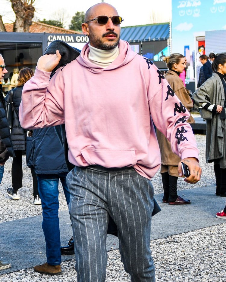 Square sunglasses synchronize with men's coordinates for a de-fussy style mix.