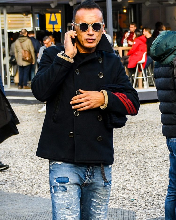 Men's coordinate with mode face round sunglasses for a unique character.