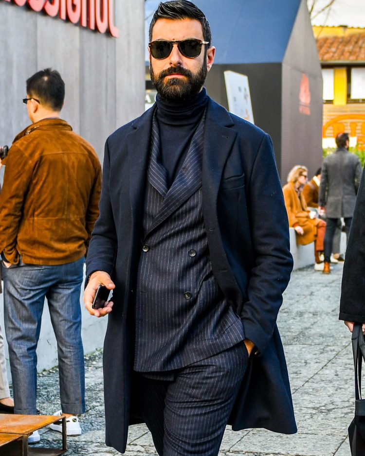 Sunglasses with large lenses add a masculine touch to an elegant dress code.