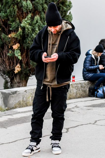 Street-style men's coordinate with a big silhouette brown sweatshirt parka