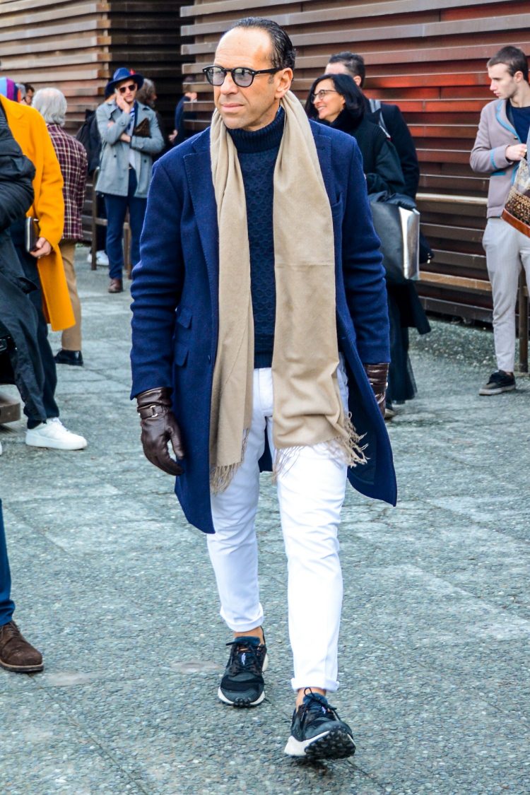Combination of white pants and black sneakers adds lightness to an elegant coordinate