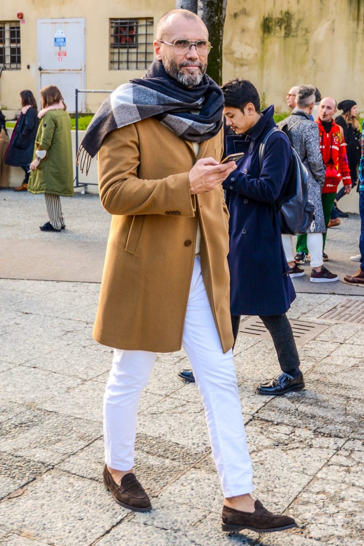 Coordination of white pants that accentuates an elegant and clean image with the crispness of brown items