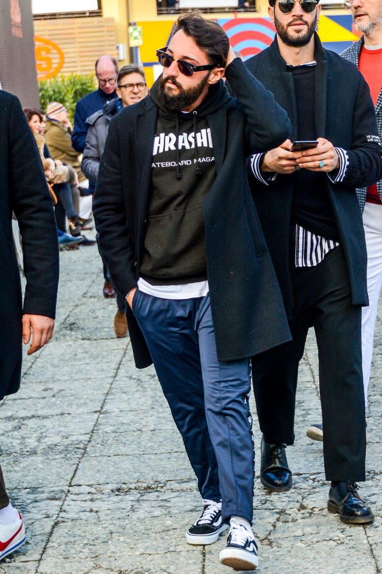 Coat and sweatshirt parka with logo and white T-shirt accents