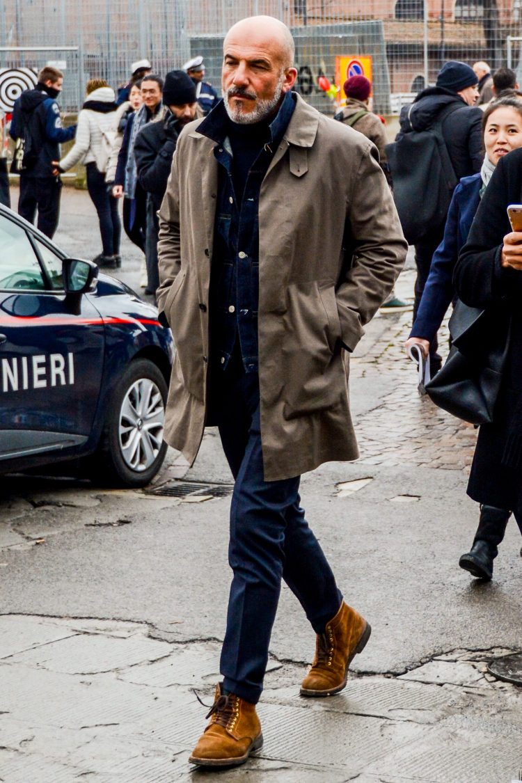 A layered coordinate with the collar of the denim jacket used as an inner layer turned up to add a mischievous nuance.