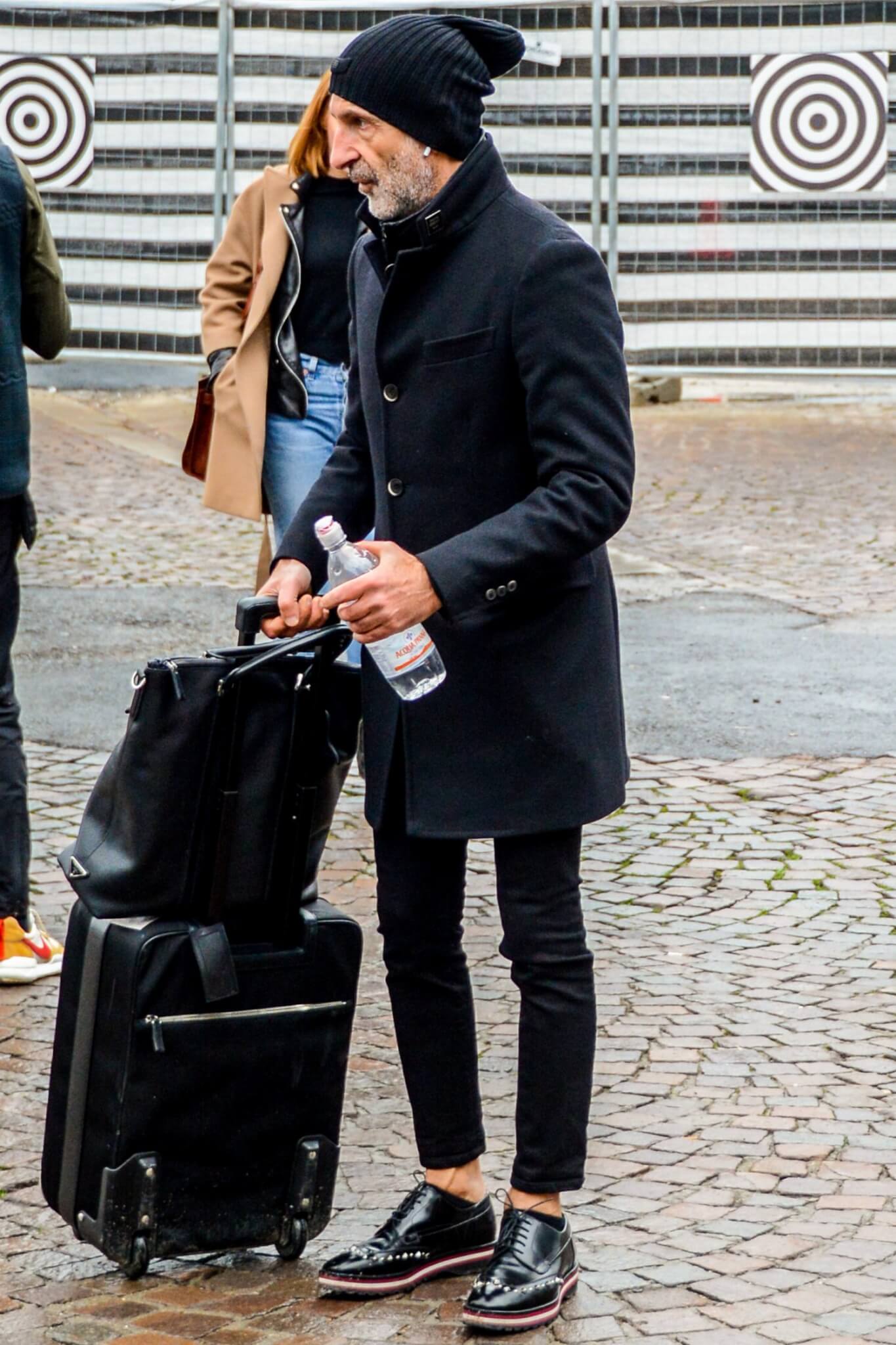 黒コーデ メンズ特集 ブラックアイテムでまとめた都会的着こなし アイテム紹介 メンズファッションメディア Otokomae ページ 28 ページ 28