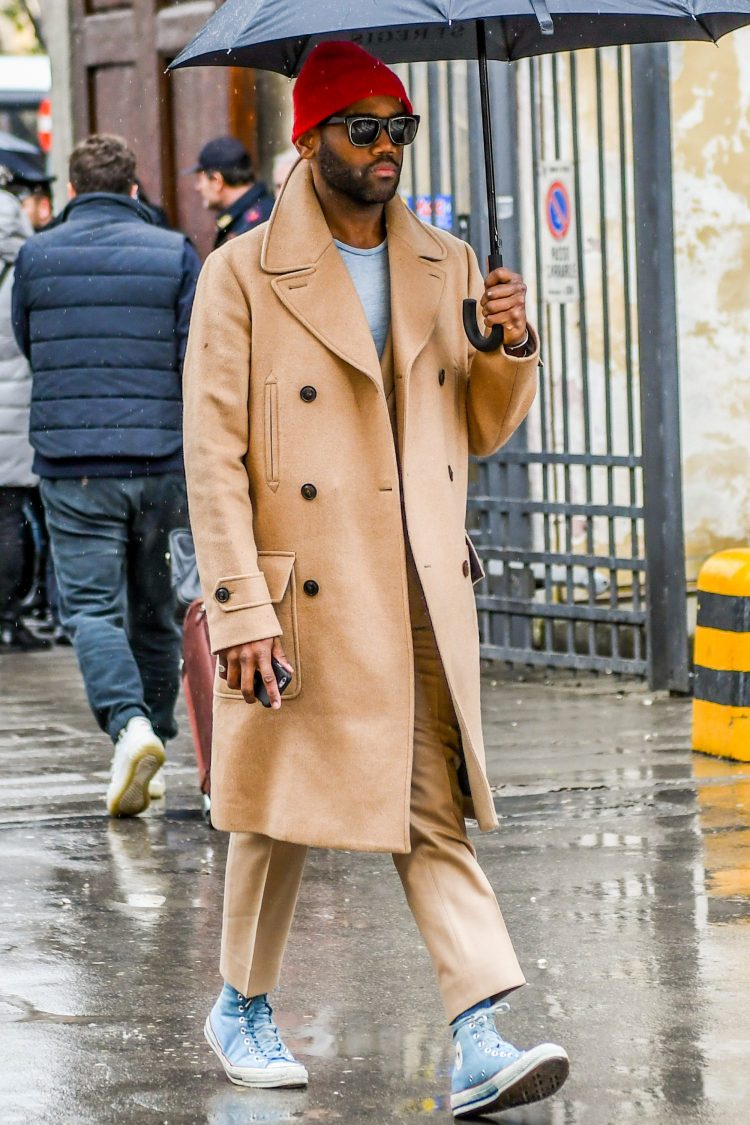 Nuanced coordinate of high-cut sneakers in pale colors linked to the coat and bottoms