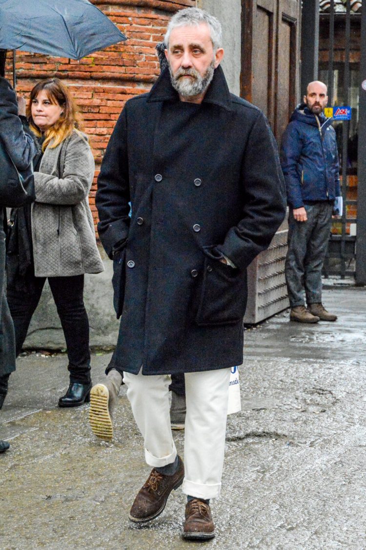 White pants add brightness to a dark-colored long coat coordinate that tends to look heavy.