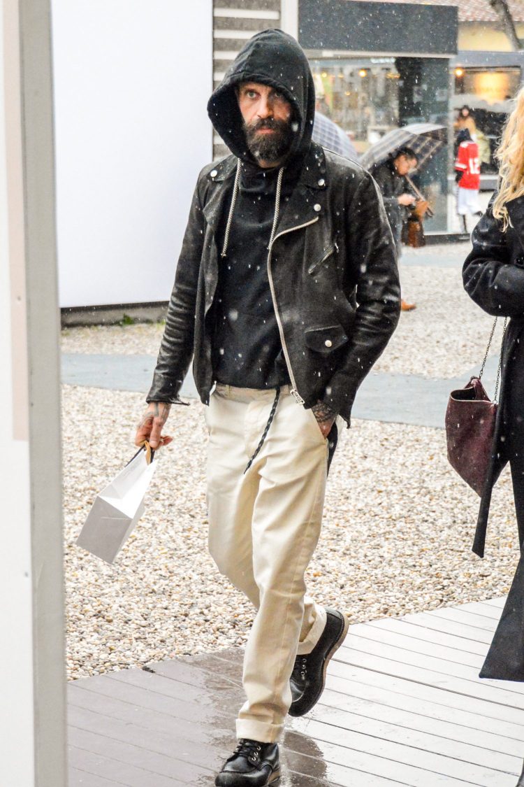 Monotone mischievous men's style with loose-fitting white pants