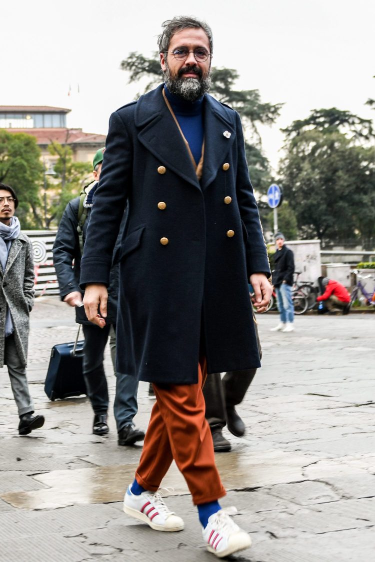The blue turtleneck knit and socks are linked to give the men's coordinate a cozy look!