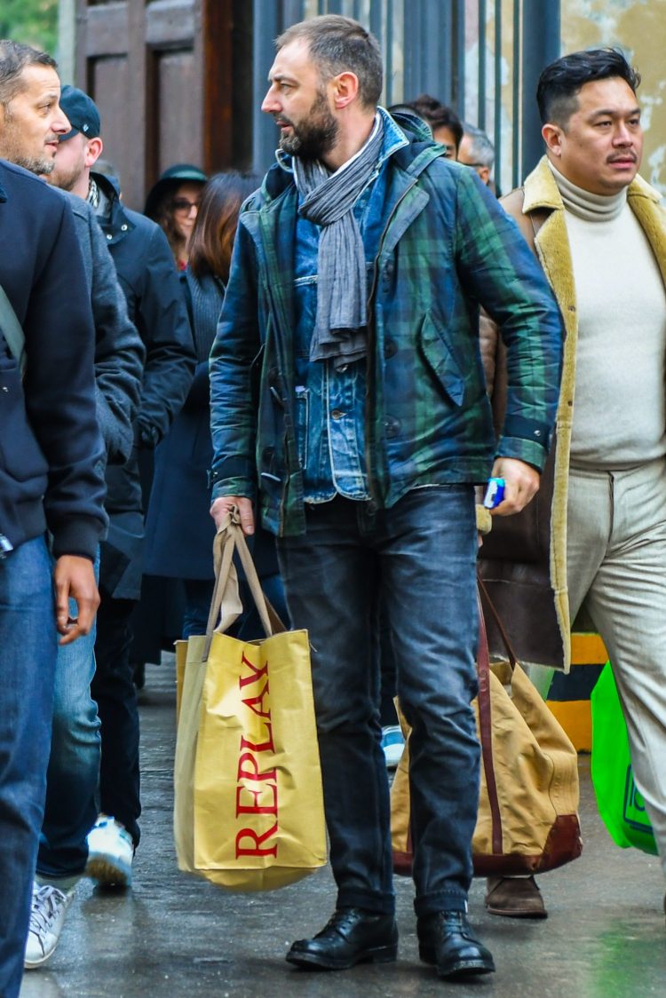 A checkered hooded coat makes a navy tone-on-tone coordinate expressive.