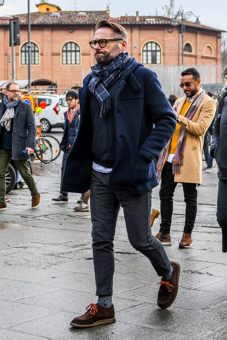 A cozy gimmick and clean silhouette enhance the sophistication of the hooded coat cord.