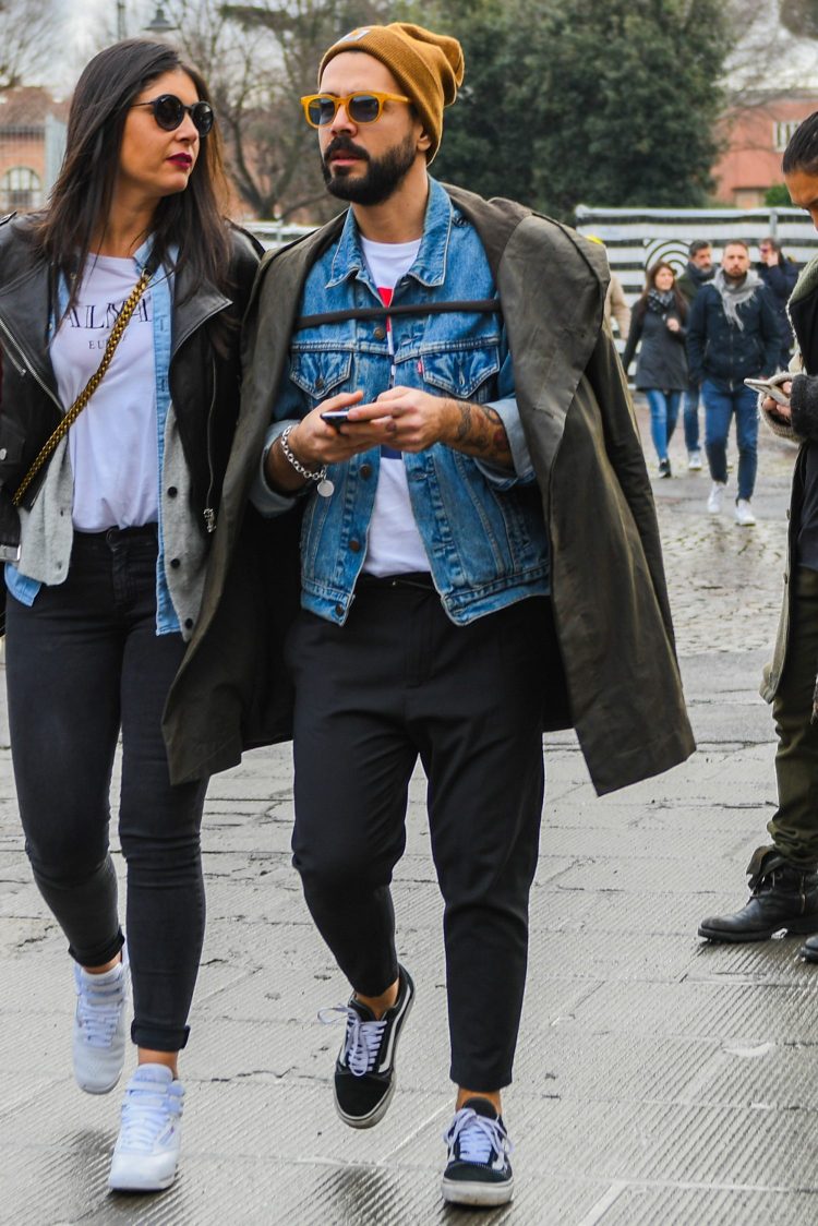 A denim jacket is used as an inner layer, and a coat is hung over the shoulder for a rough look!