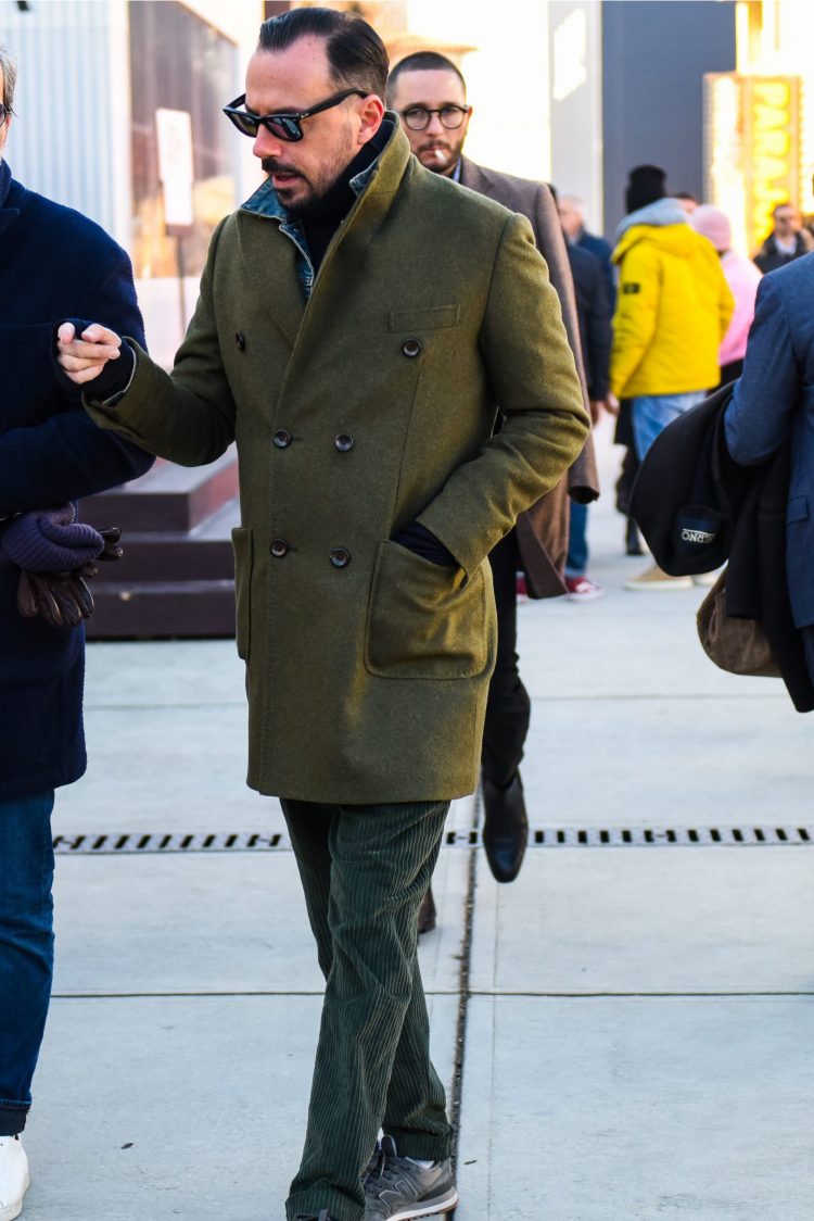 One-tone winter coordinate with rhythm in thick-ribbed corduroy pants that are the focus of attention