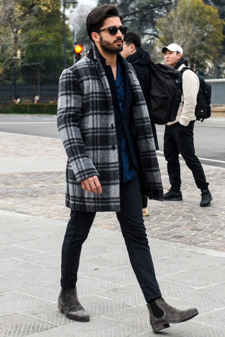 A gray coat coordinate that blends a peculiar patterned item with a solid color item in a natural way.