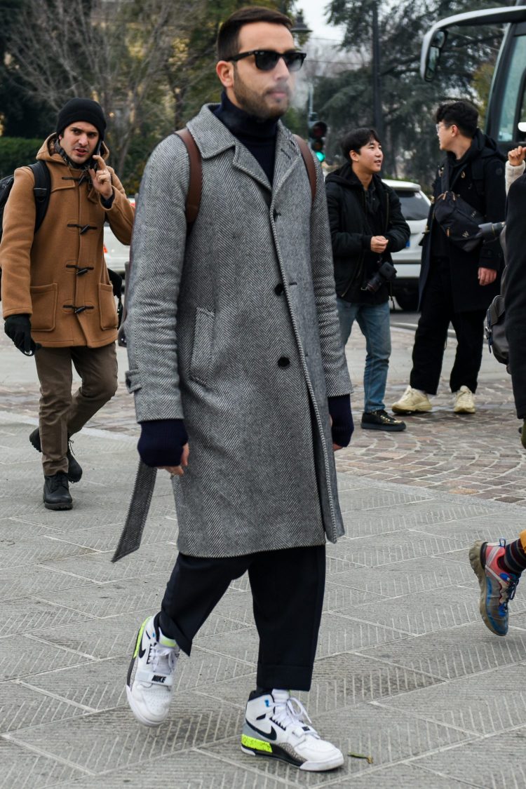 The monotone coordinate using a gray coat and high-cut sneakers with a neon color for a difference recharge the season's level!
